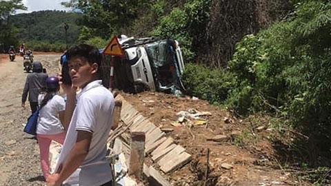 Xe đội hạng nhì Quảng Nam bị lật, một cầu thủ tử nạn, nhiều thành viên bị thương 